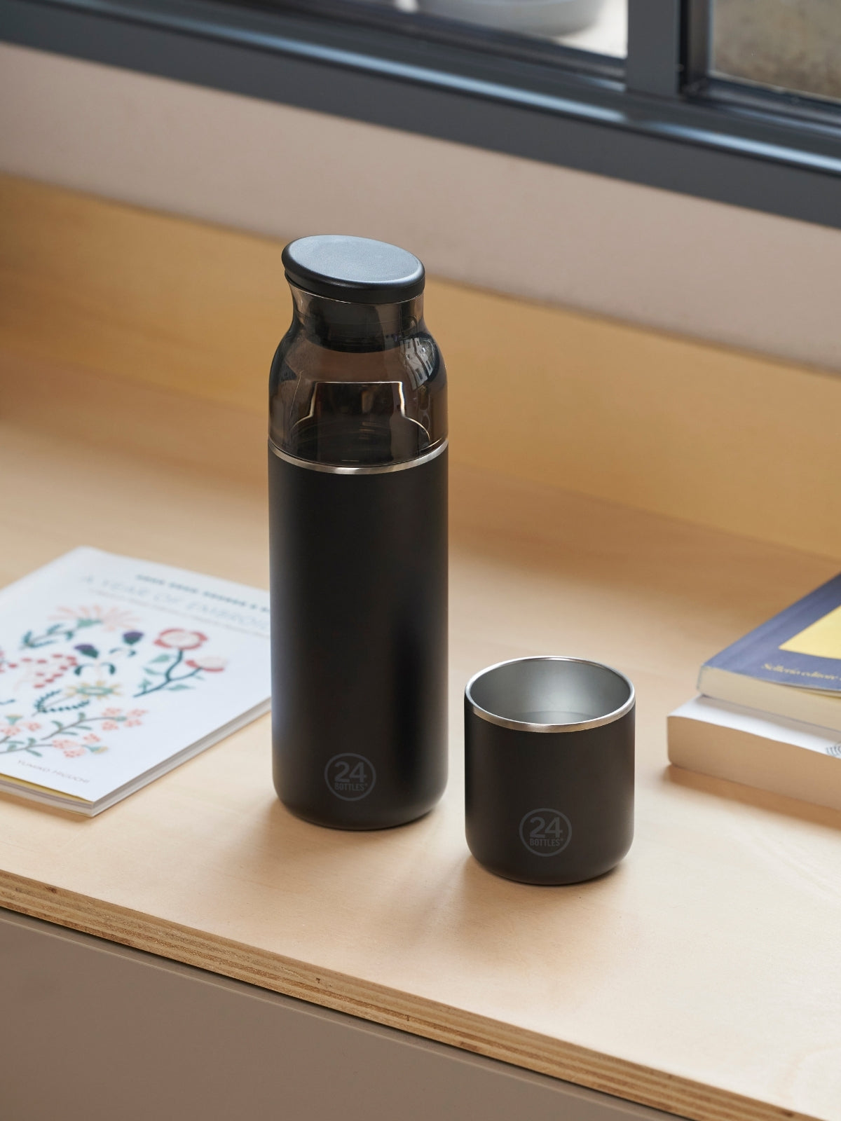 24Bottles Casa Mug Tuxedo Black 340ml - Produktbild 3