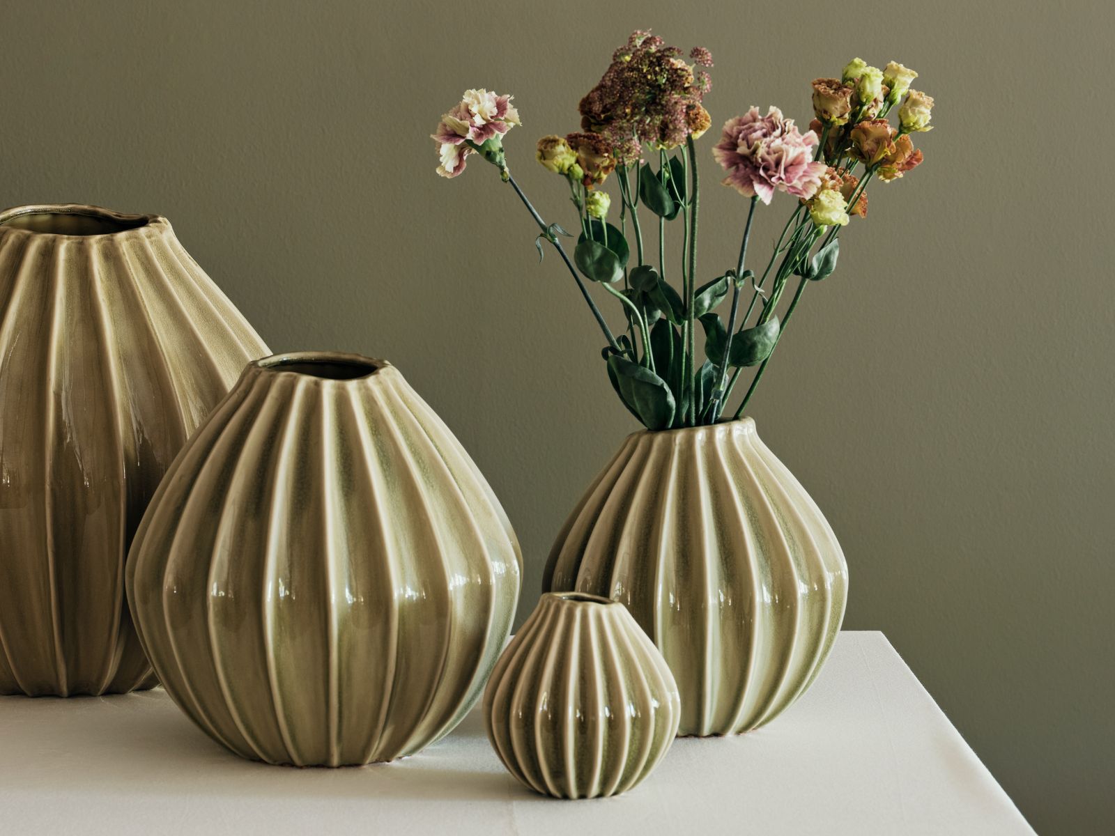 Broste Copenhagen Wide Vase M Dry sage 25cm - Produktbild 3