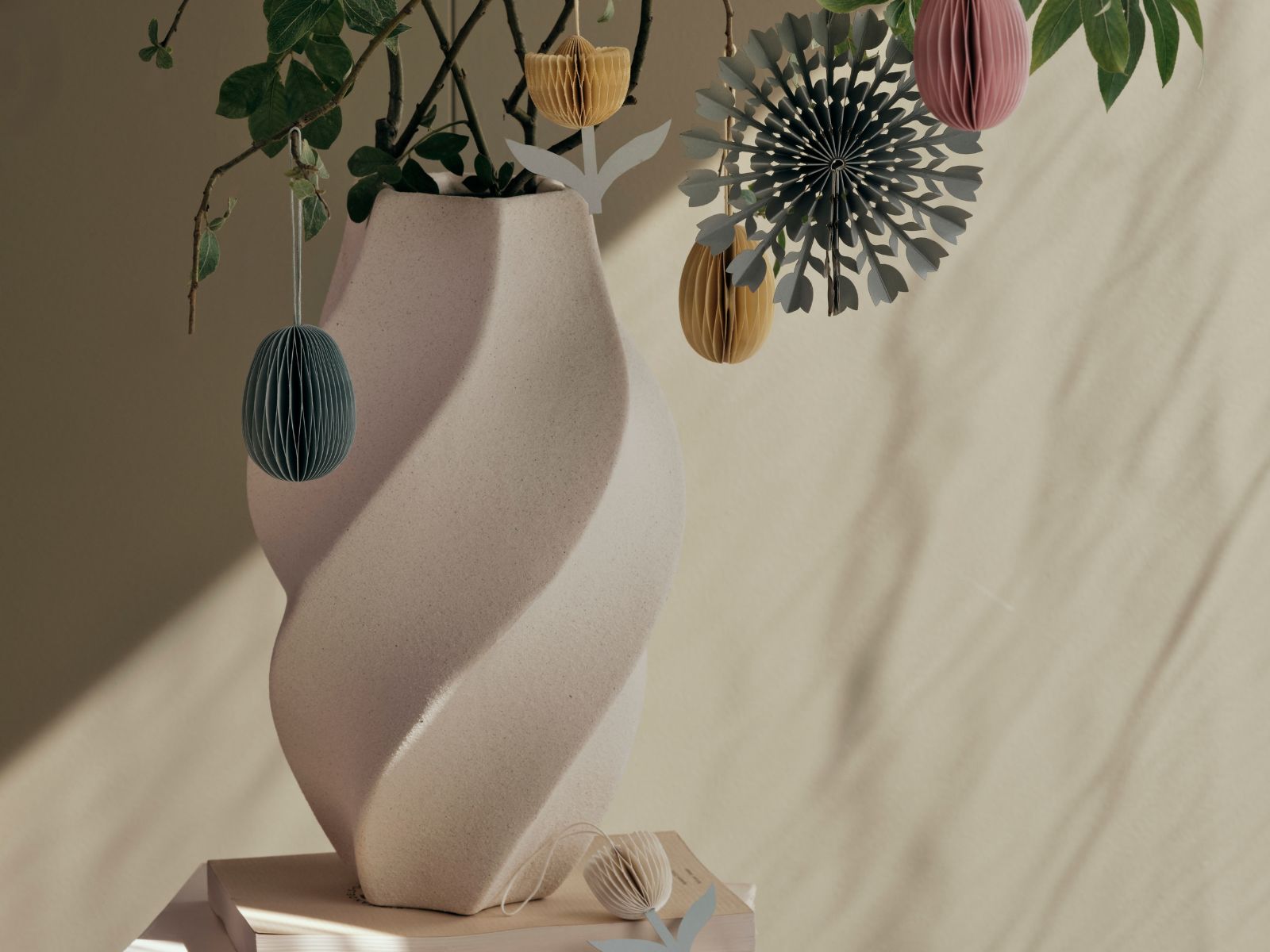 Broste Copenhagen Odette Vase weiß 24cm - Produktbild 4