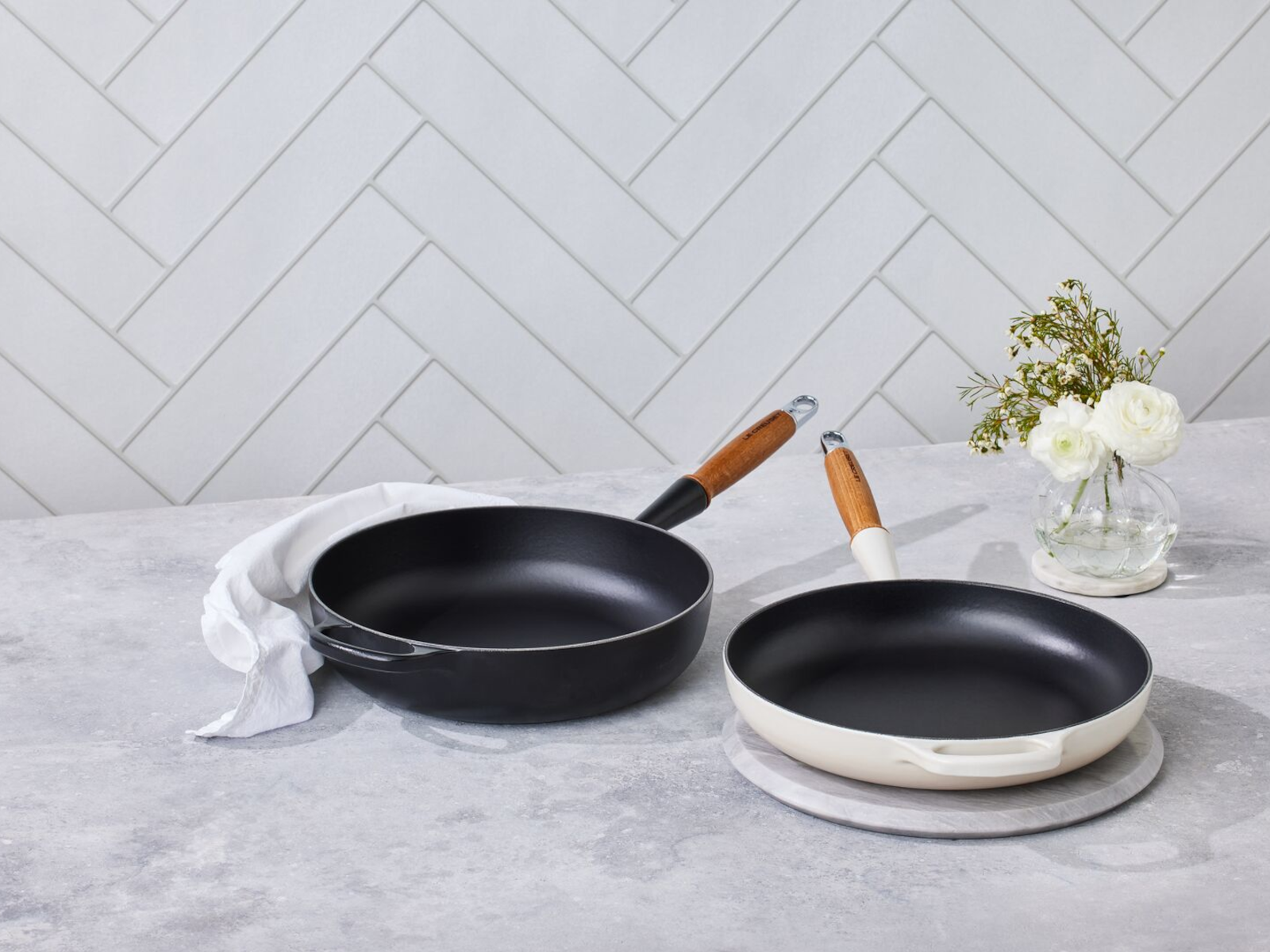 Le Creuset Brat- und Servierpfanne Signature mit Holzgriff flint 26cm - Produktbild 8