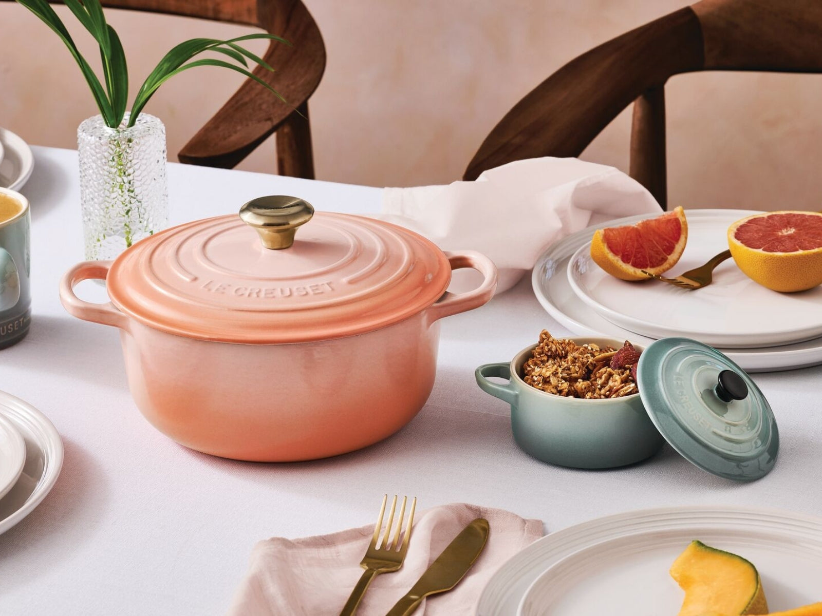 Le Creuset Bräter Signature rund mit Goldknopf pêche 24cm - Produktbild 6