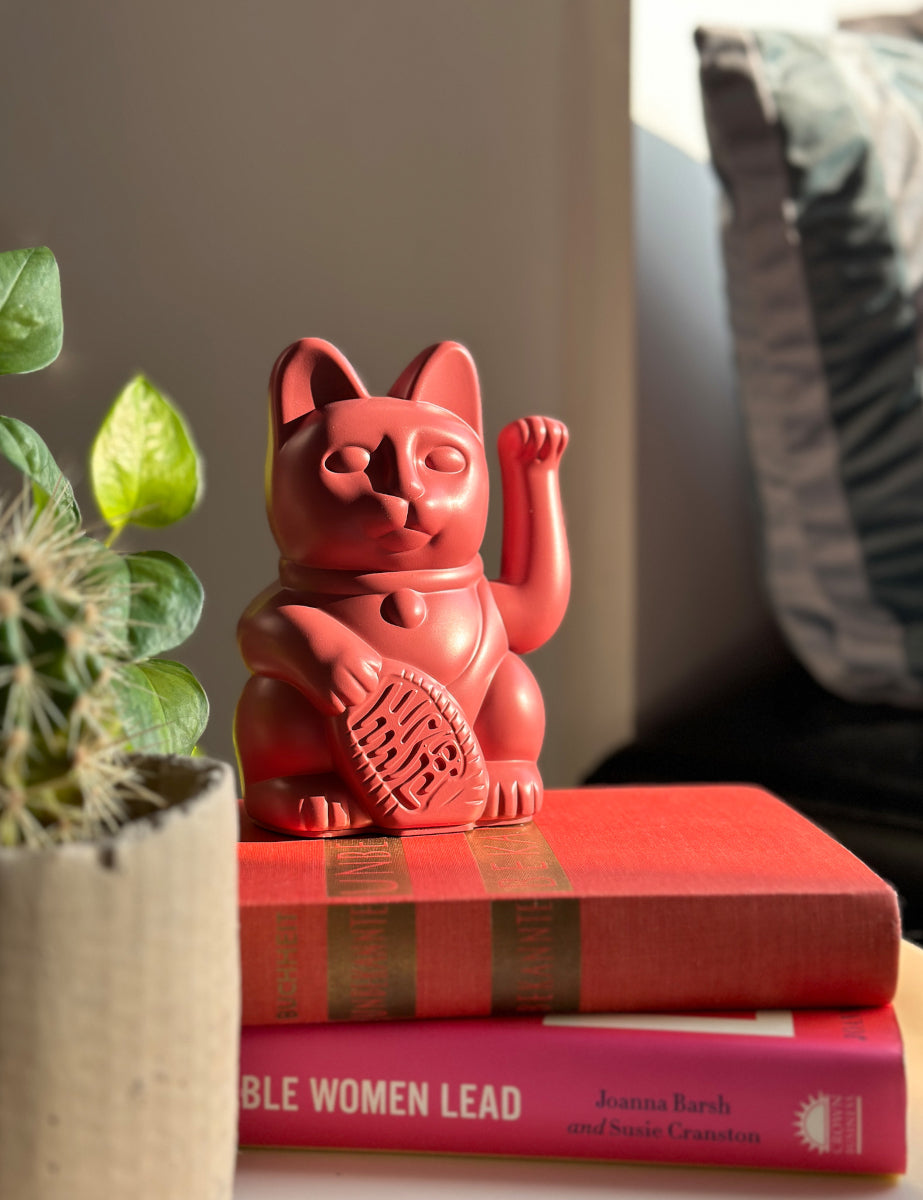 Donkey Products Lucky Cat Classic Winkekatze berry red 15cm - Produktbild 7