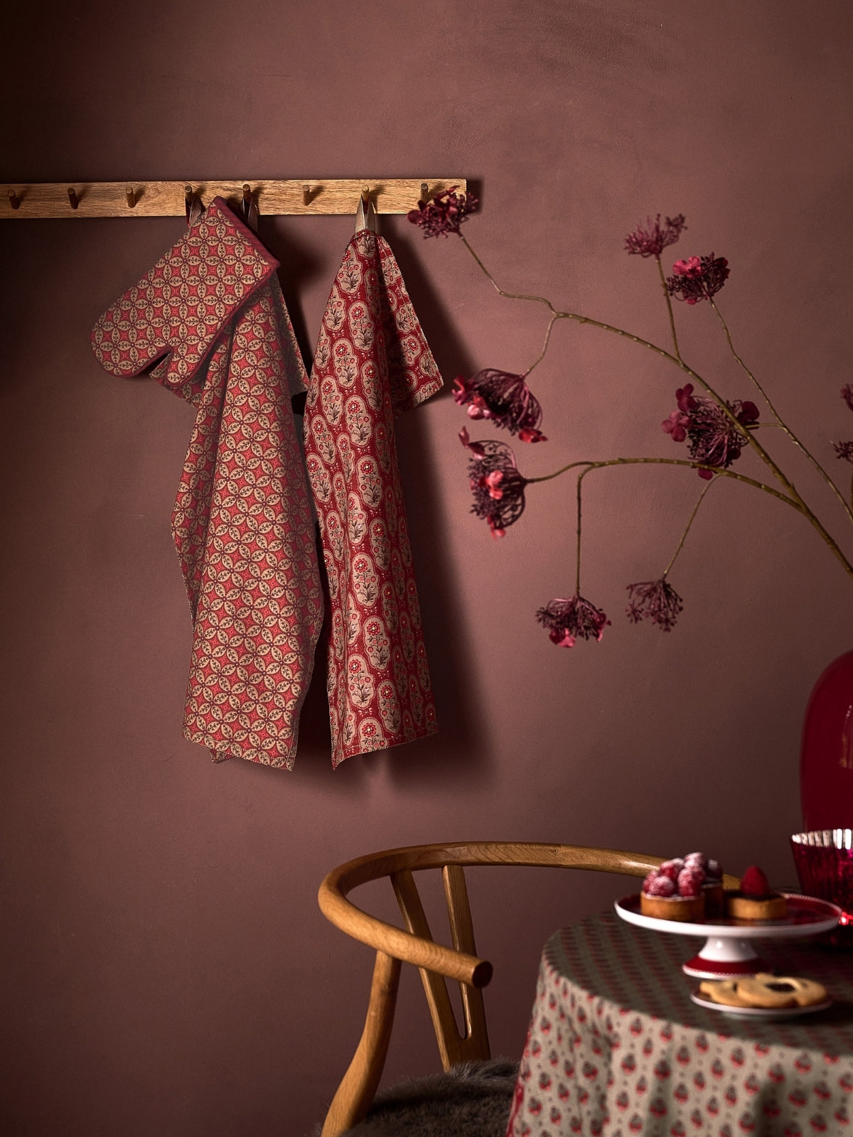 PIP STUDIO Blooming Tales Dark Red Ofenhandschuh rot 29x15cm - Produktbild 3