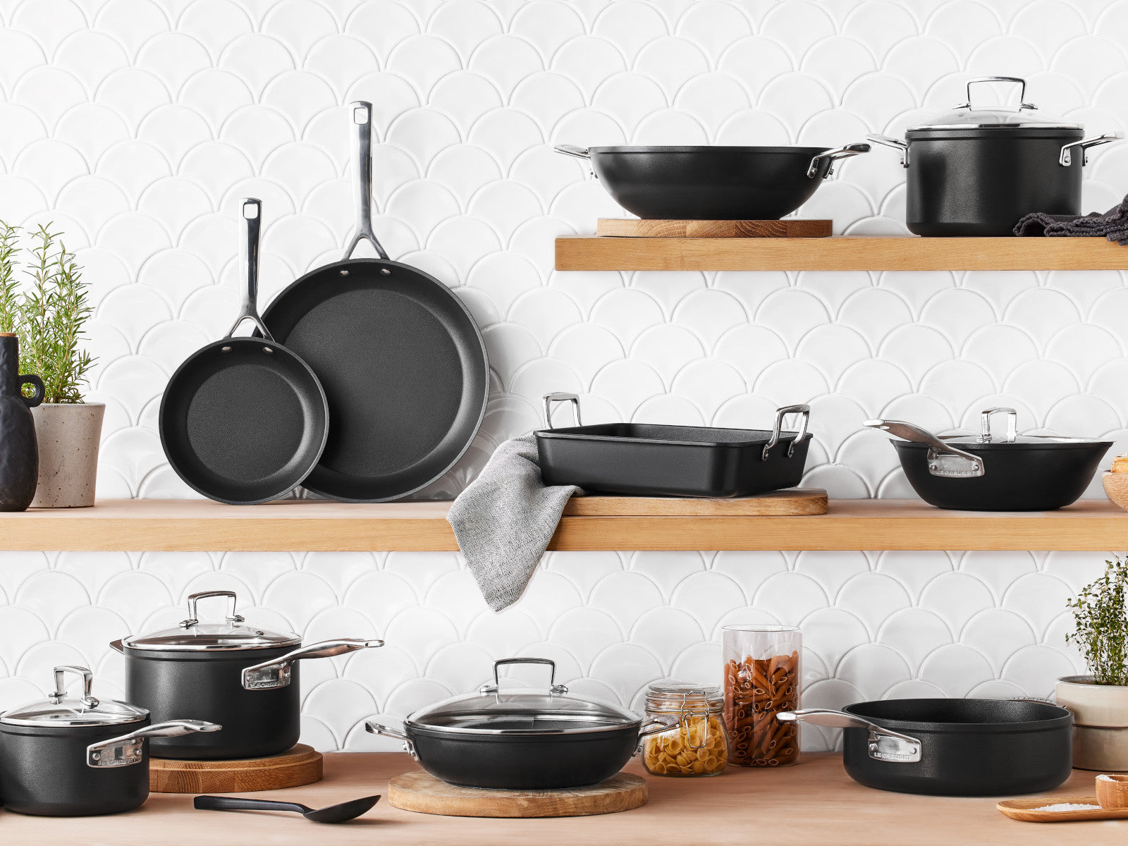 Le Creuset Aluminium-Antihaft Sautépfanne rund schwarz 28cm - Produktbild 8