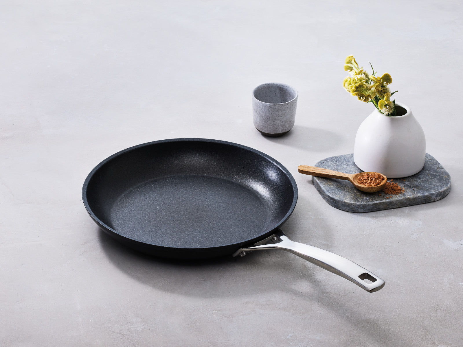 Le Creuset Aluminium-Antihaft Pfanne flach 28cm - Produktbild 6