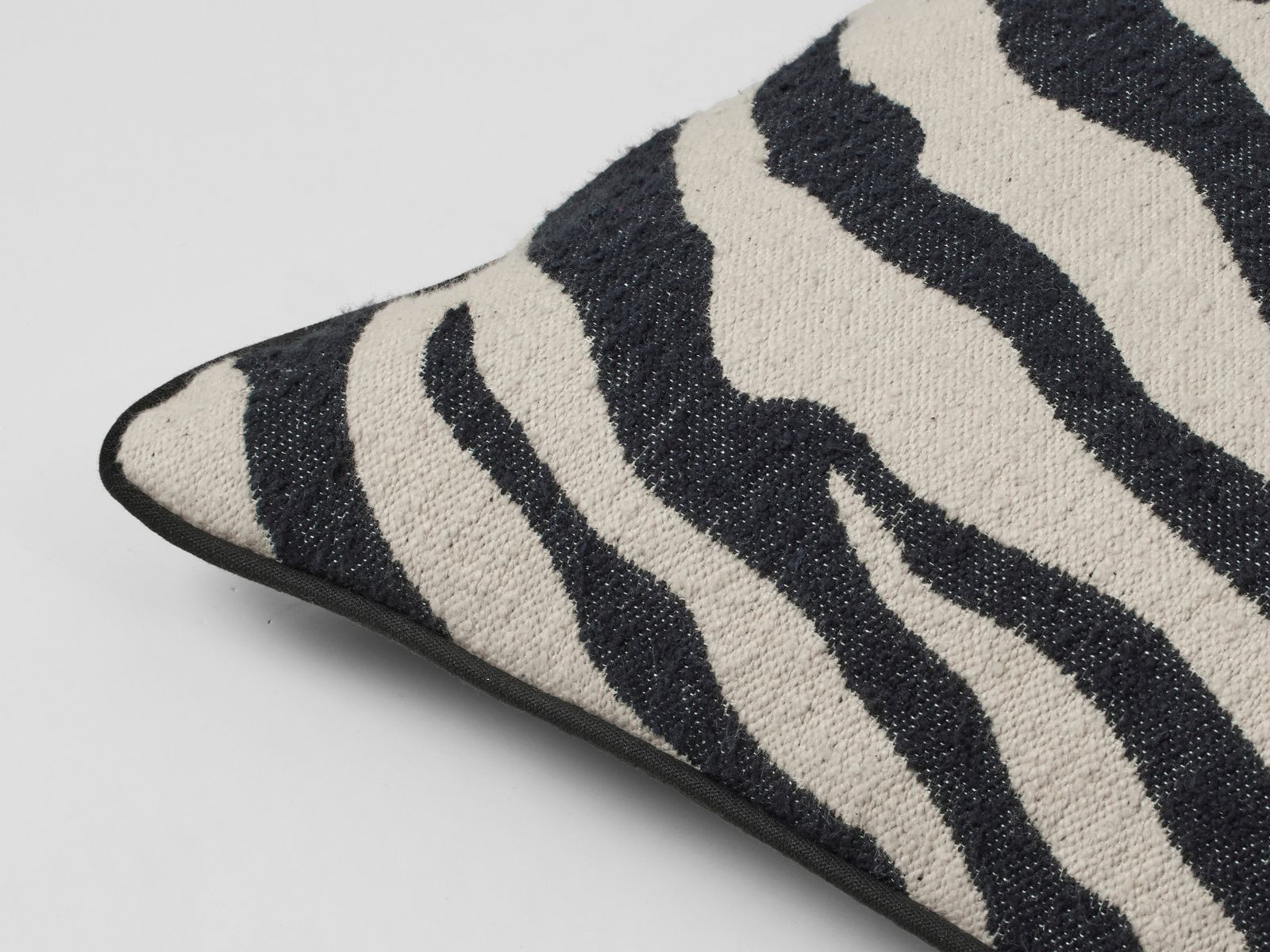 Broste Copenhagen Zebra Kissenbezug black/light beige 40x60cm - Produktbild 2