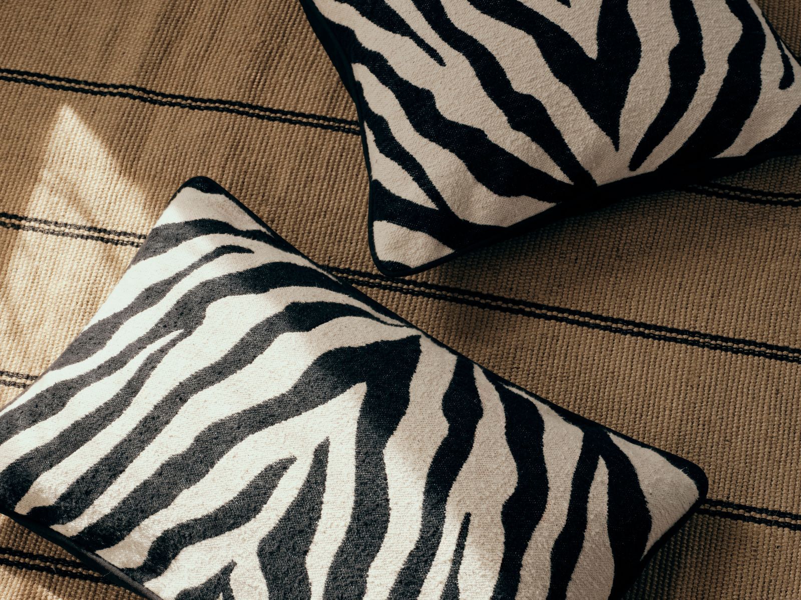 Broste Copenhagen Zebra Kissenbezug black/light beige 40x60cm - Produktbild 3