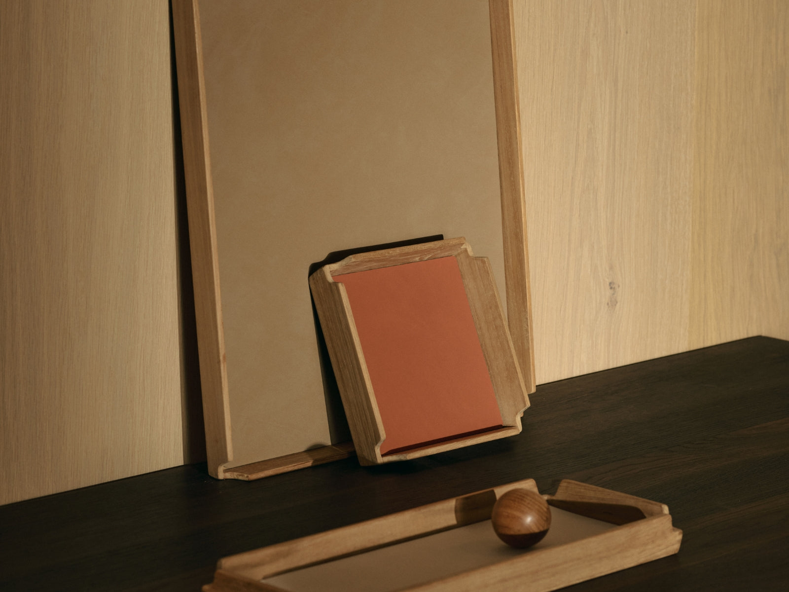 LIND DNA Nupo Tablett Teak Square M airy burgundy 36x28cm - Produktbild 5