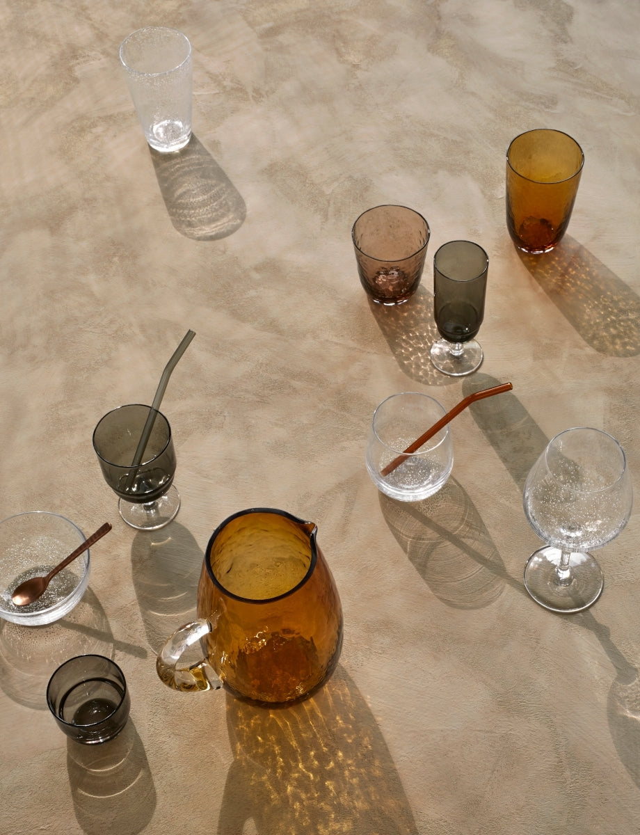 Broste Copenhagen HAMMERED Trinkglas amber 0,5 l (1 Stück) - Produktbild 2