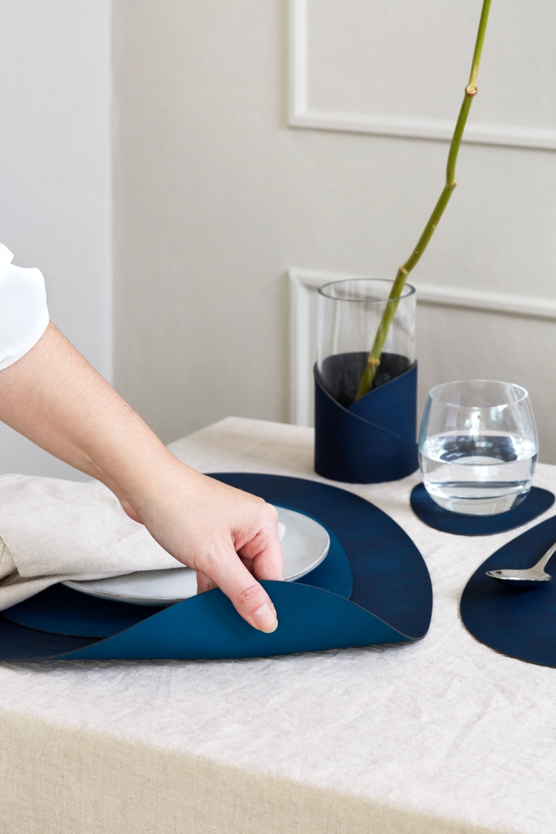 LIND DNA DOUBLE Tischset Curve midnight blue/petrol 37x44cm - Produktbild 6