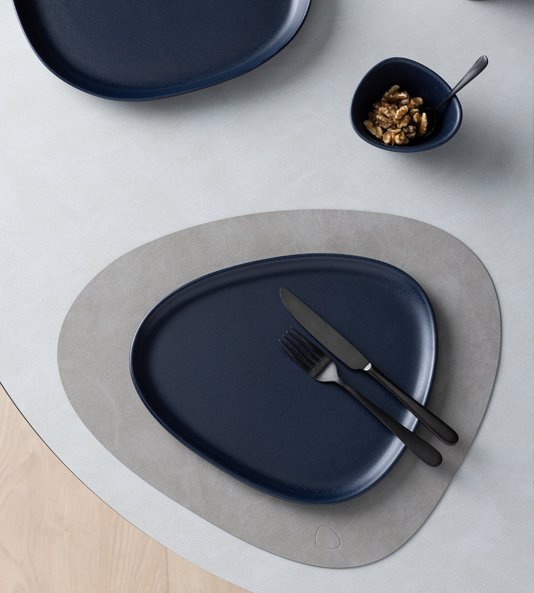 LIND DNA Curve Stoneware Speiseteller navy blue - Produktbild 5
