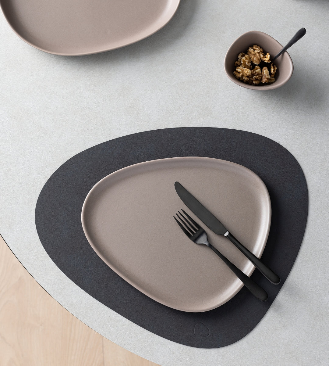 LIND DNA Curve Stoneware Speiseteller warm grey - Produktbild 2