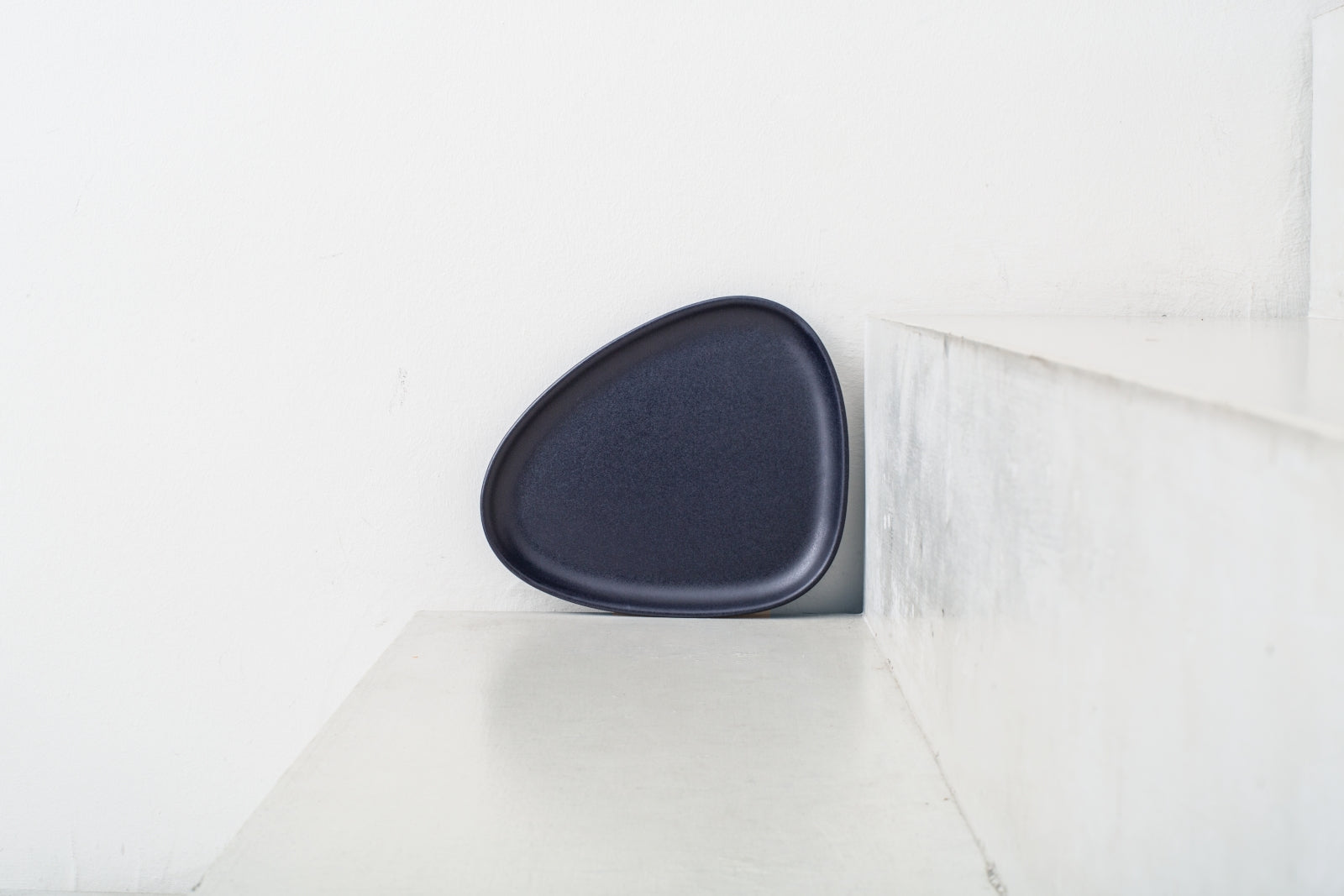 LIND DNA Curve Stoneware Frühstücksteller navy blue - Produktbild 2