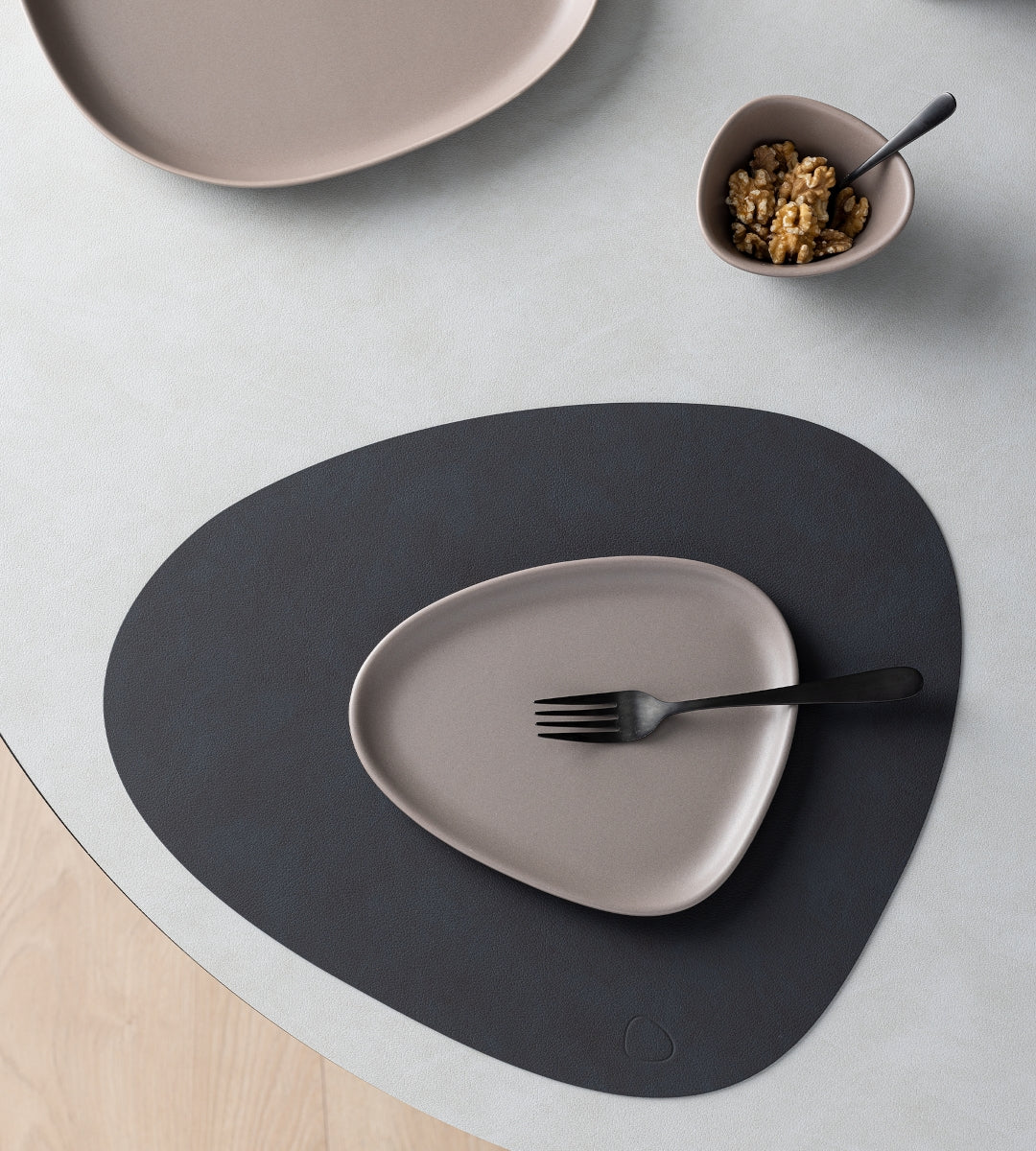 LIND DNA Curve Stoneware Frühstücksteller warm grey - Produktbild 4
