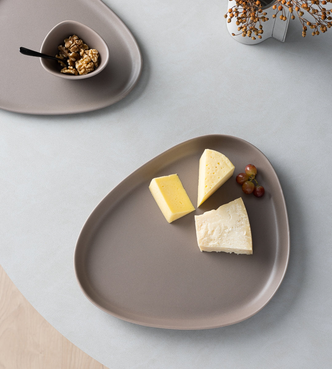 LIND DNA Curve Stoneware Platzteller warm grey - Produktbild 4