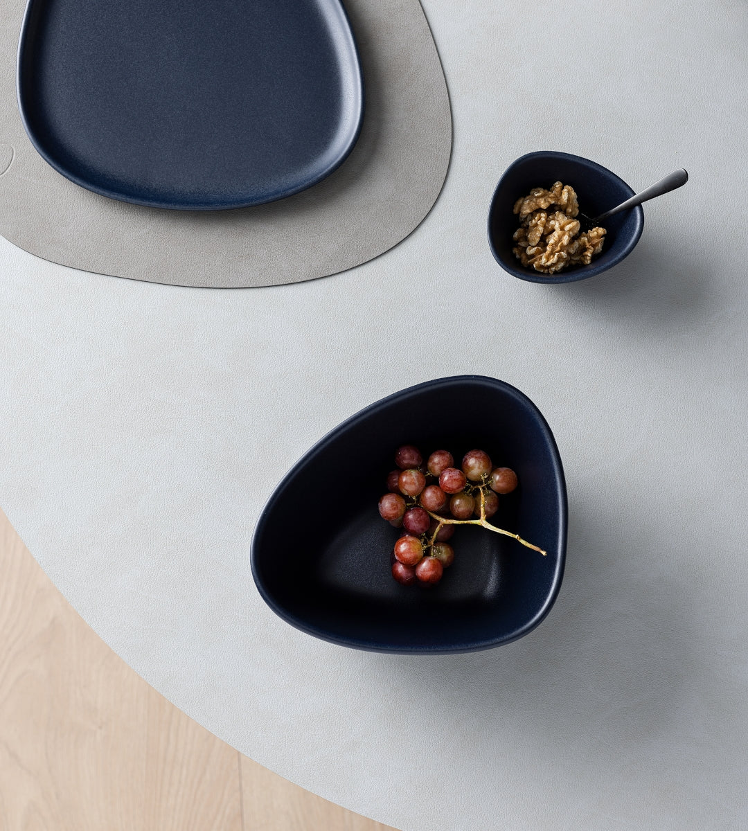 LIND DNA Curve Stoneware Bowl M navy blue - Produktbild 4