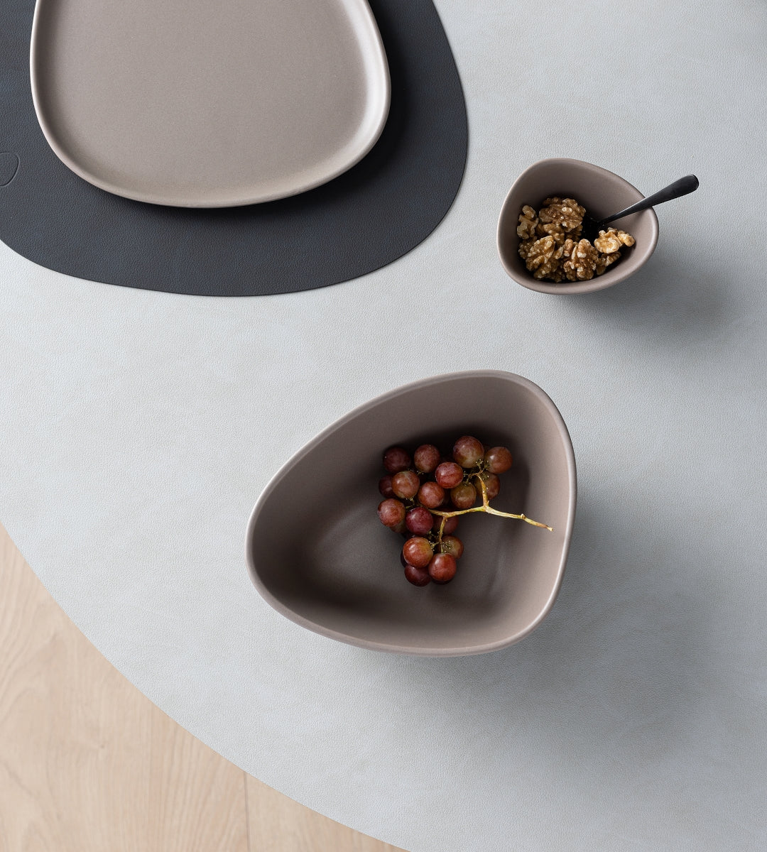 LIND DNA Curve Stoneware Bowl M warm grey - Produktbild 3