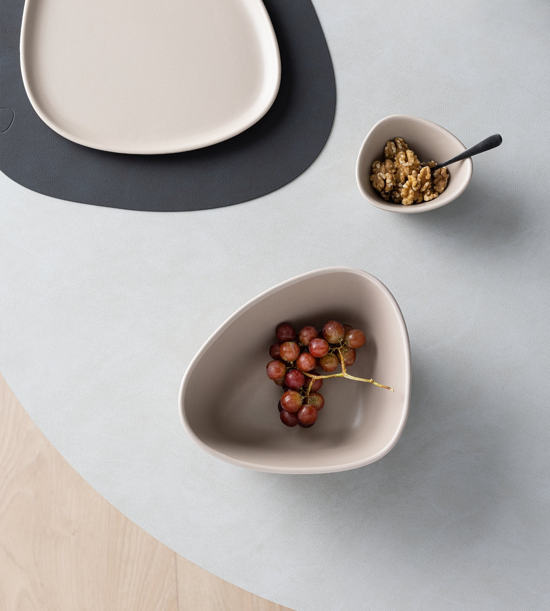 LIND DNA Curve Stoneware Bowl M sand - Produktbild 3