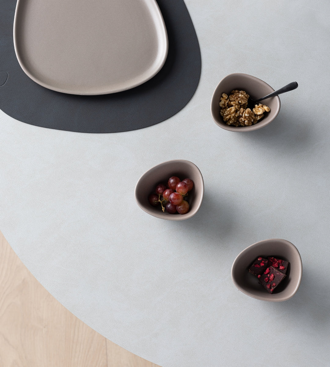 LIND DNA Curve Stoneware Bowl S warm grey - Produktbild 2