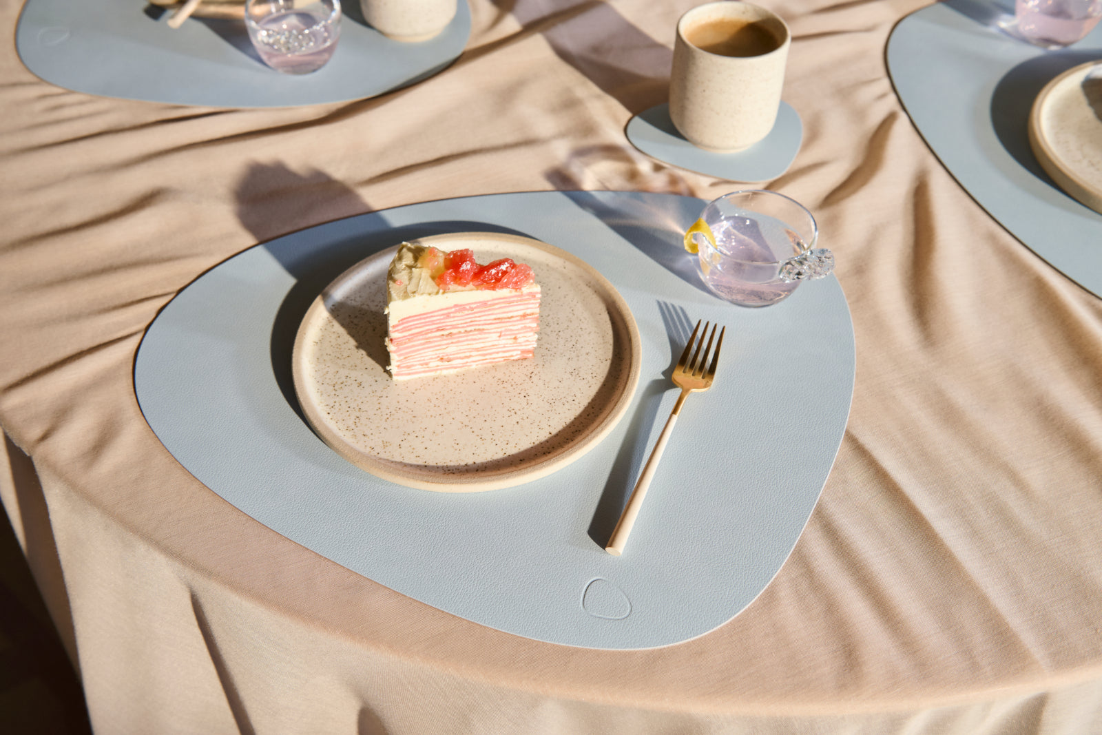 LIND DNA Nupo Tischset Curve L soft sky - Produktbild 4