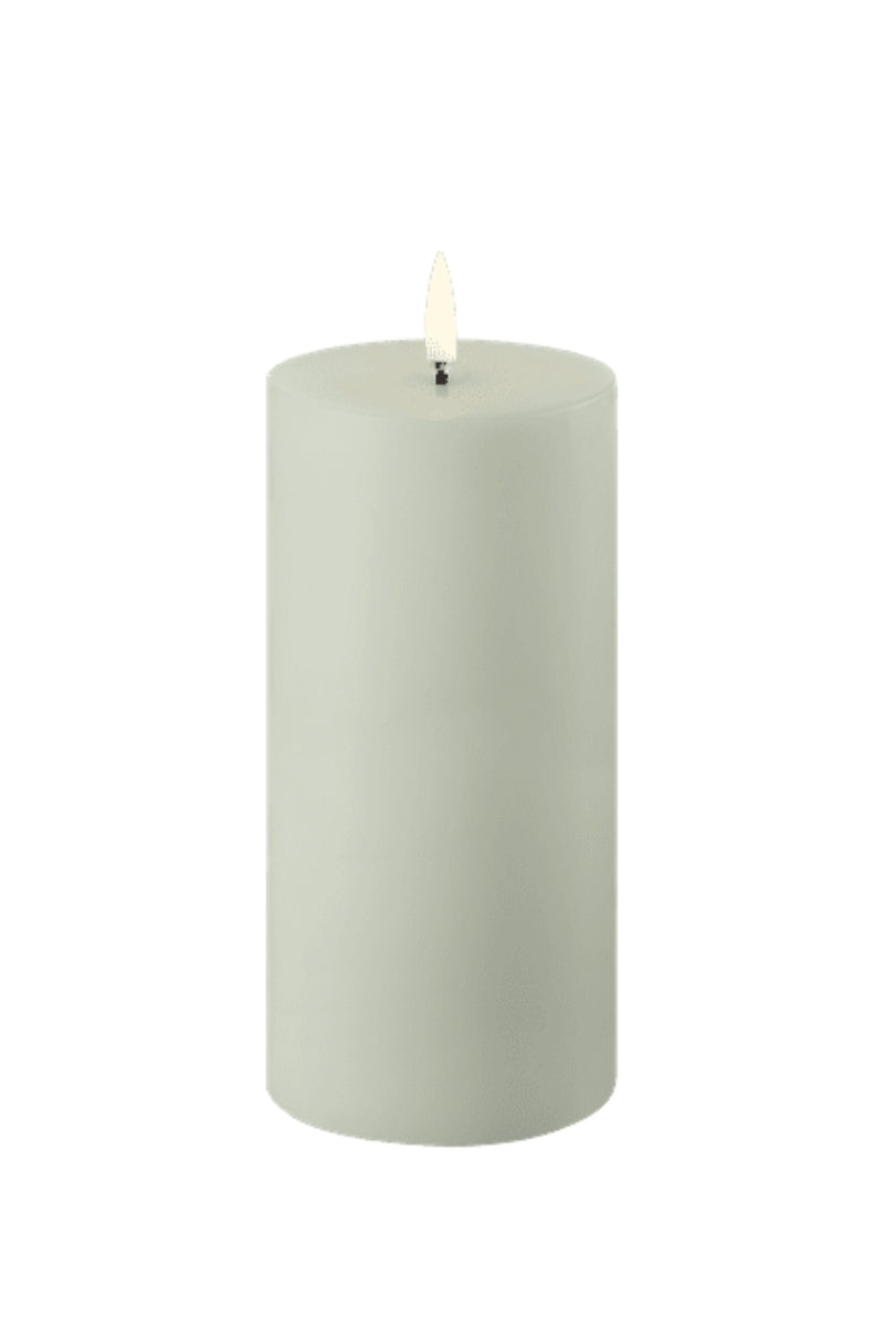 UYUNI LIGHTNING Pillar LED-Kerze Smooth sage green 15cm - Produktbild 1
