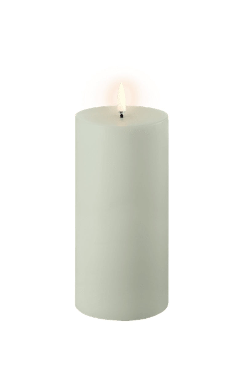 UYUNI LIGHTNING Pillar LED-Kerze Smooth sage green 15cm - Produktbild 2