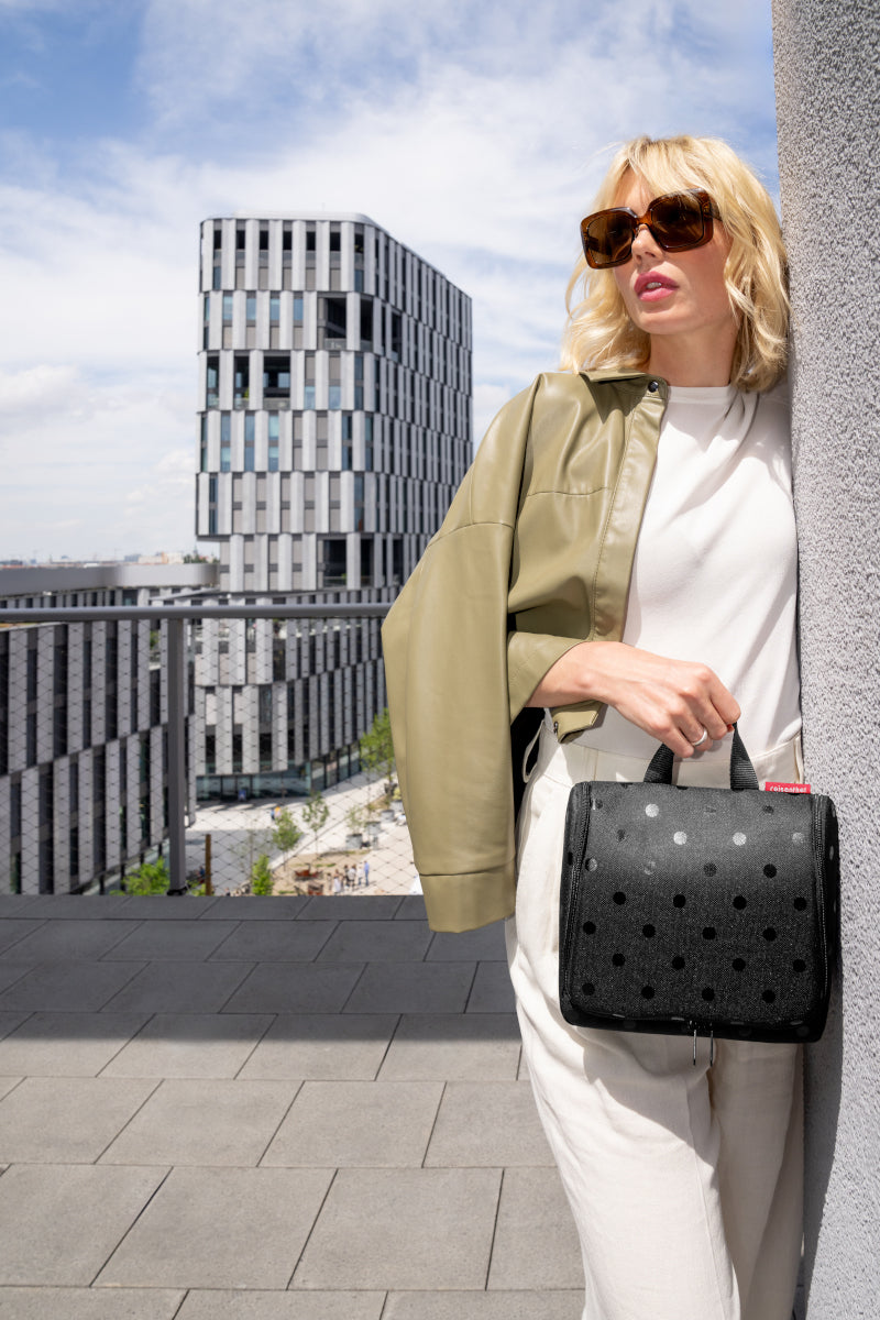 reisenthel toiletbag XL glossy dots black - Produktbild 5